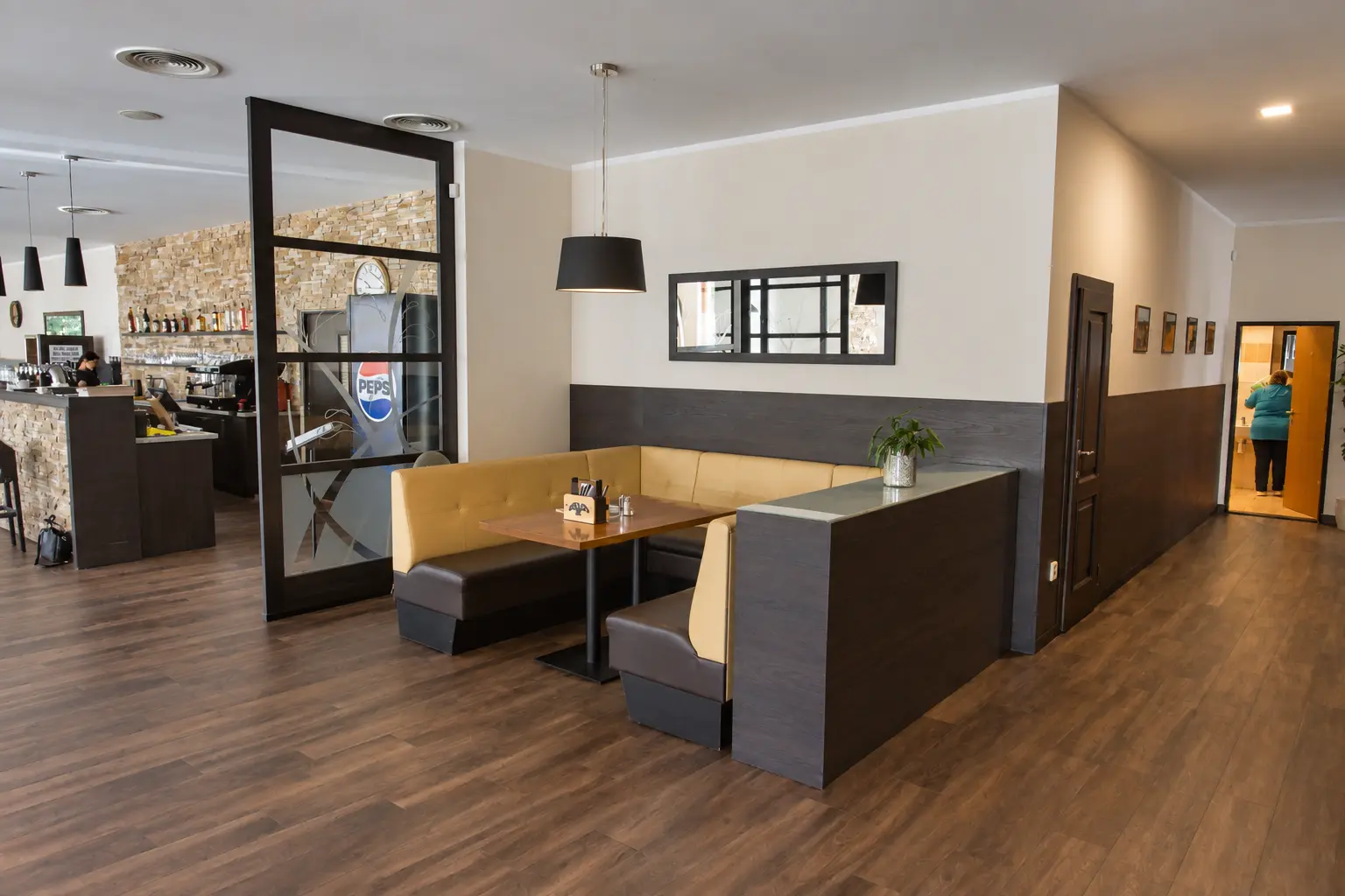 Posezení u baru v restauraci Jadran