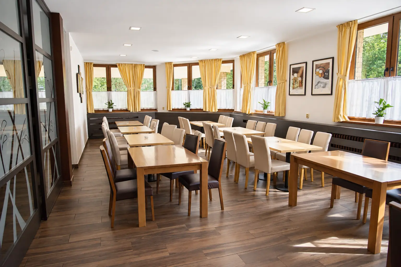 Salonek restaurace Jadran se žlutými závěsy