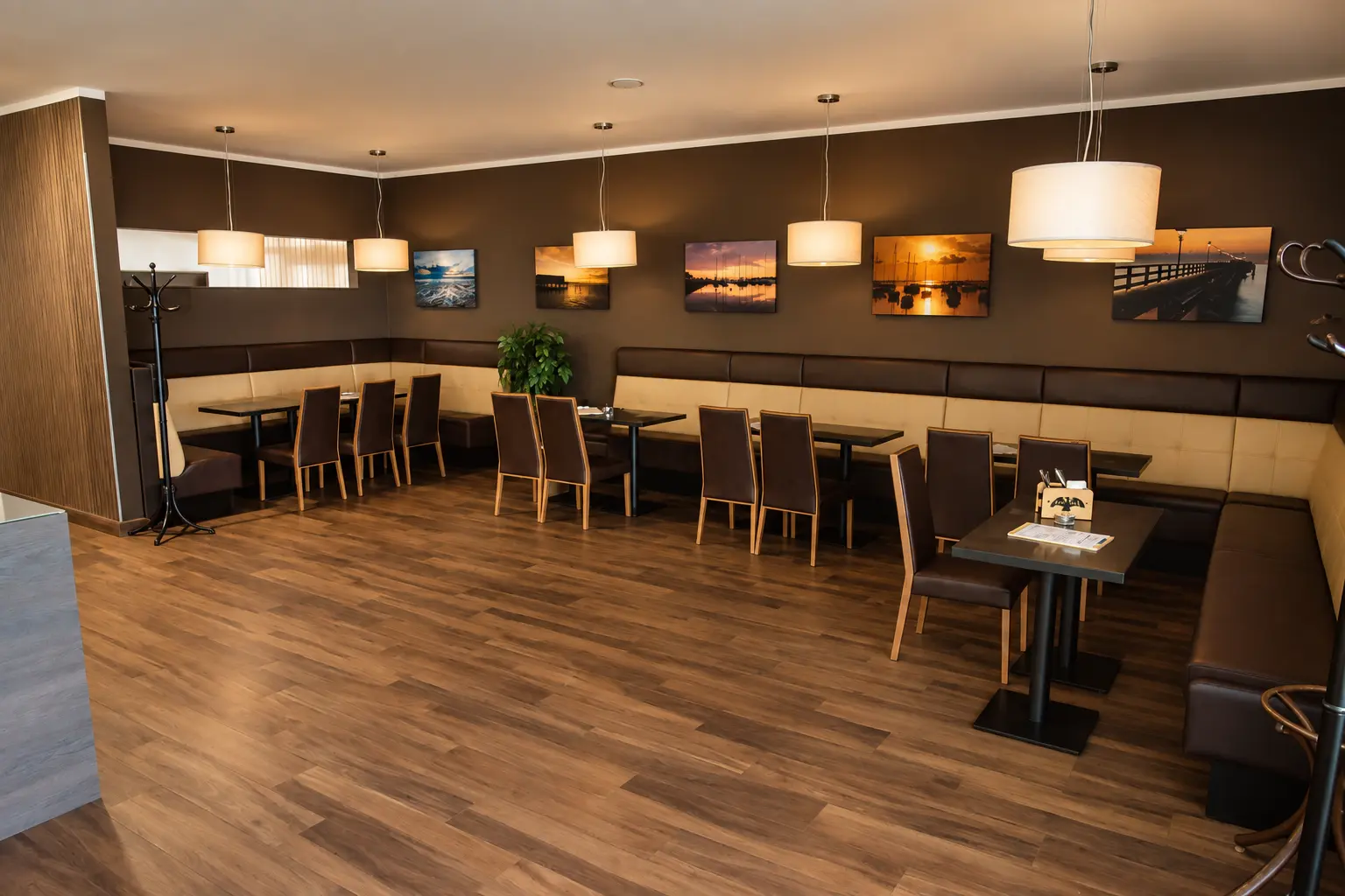 Salonek restaurace Jadran s obrazy moře