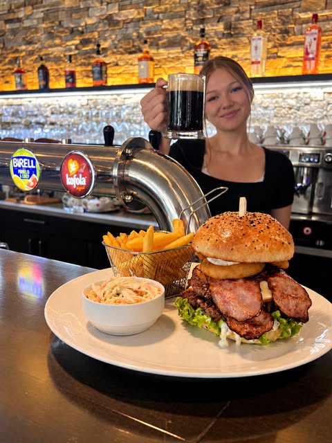 Burger z příspěvku Restaurace Jadran na Instagramu